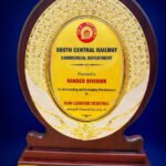 नांदेड विभाग डिजिटल तिकीट व्यवस्थेत आघाडीवर — ७०% नॉन-काउंटर तिकीट व्यवहार; प्रधान मुख्य वाणिज्य व्यवस्थापकांकडून सन्मानचिन्ह प्रदान