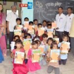 शाळेच्या पहिल्याच दिवशी विद्यार्थ्यांचे उत्साहात स्वागत; वही, पुस्तके व गुलाब पुष्पांचे वितरण