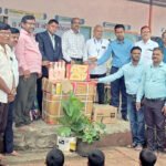 सेवानिवृत्तीनिमित्त 2 लाख रु.चे साहित्य वाटप