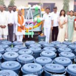 प्रभाग क्रमांक ३ मध्ये घंटागाडीचे उद्घाटन; नागरिकांना कचराकुंड्यांचे वाटप